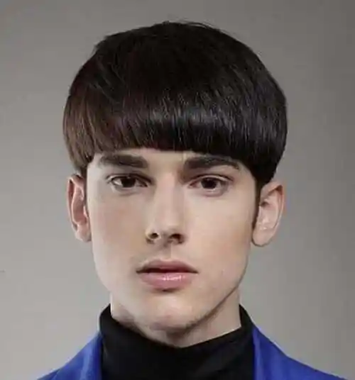 这是杨志刚在电视剧里的造型,短发锅盖头只有头顶的一圈头发,看