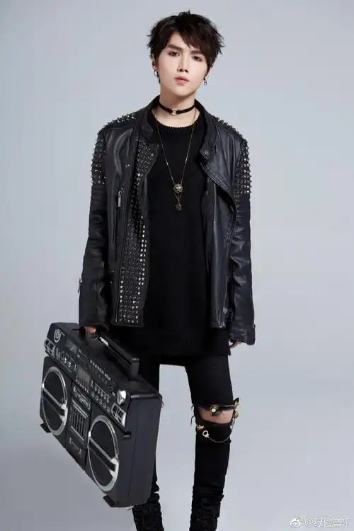 陈玮镔新单曲《生存定律》终于如期而至,摇滚风单曲