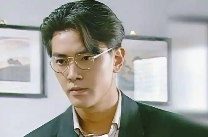 56岁郑伊健正式复出!穿搭朴实,老态毕现,片场疑和导演起争执!