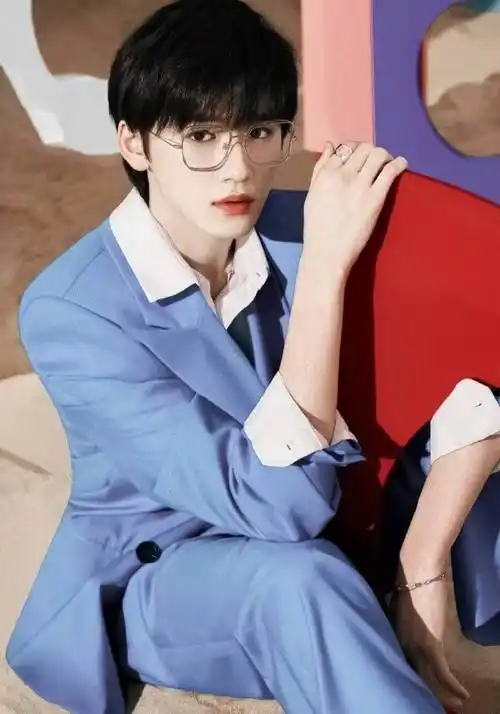 宋亚轩马卡龙色西装