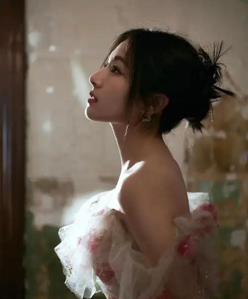 李兰迪齐胸白色纱裙写真灵动优雅娇俏可人