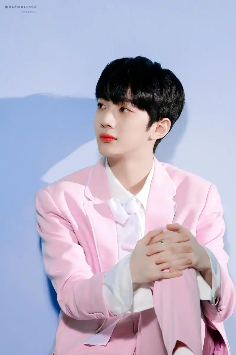 考古你未保存的赖冠霖高清美图:见赖公子一面如遇桃花盛开