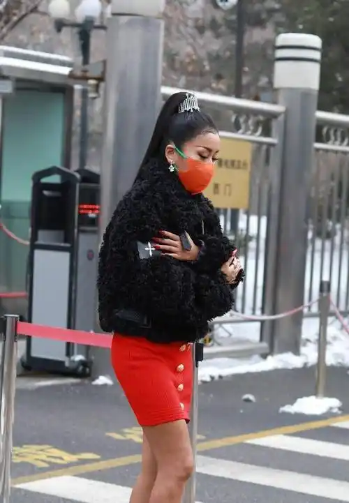 吉克隽逸可真飒,寒风中穿短裙秀美腿,15cm的红色高跟鞋太抢镜_时尚