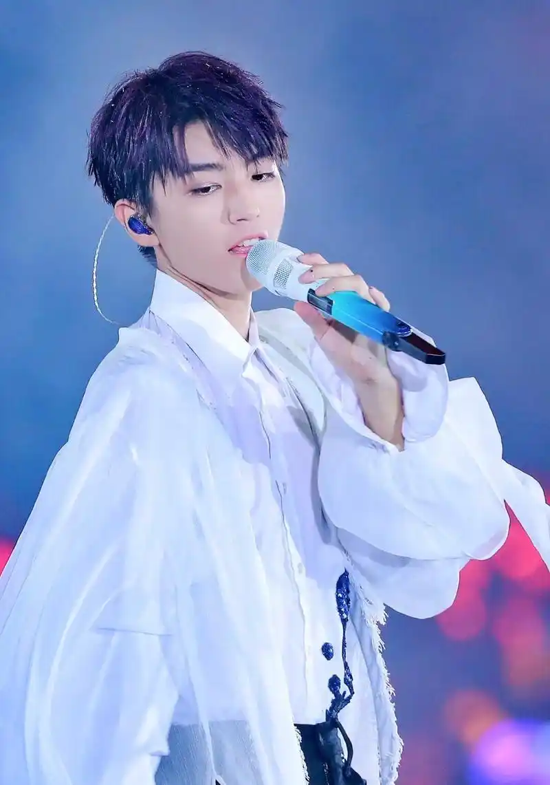 白衣少年 蓝色渐变真的好致命