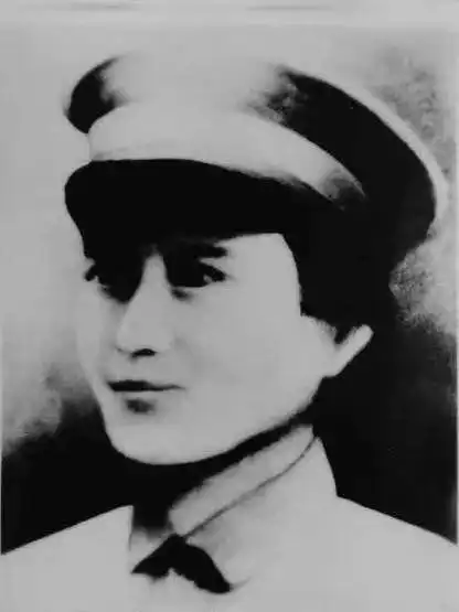 胡筠像1927年,"四一二"反革命政变发生后,红军女司令胡筠在党组织的