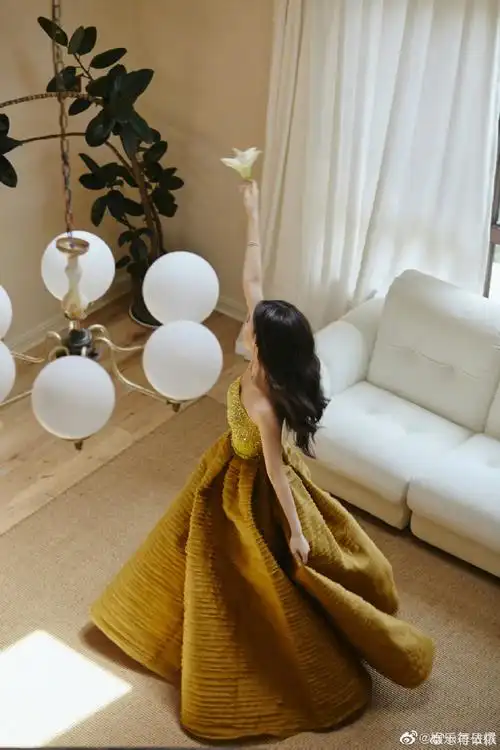 蒋依依碎钻抹胸礼服##蒋依依俯视拍照视角