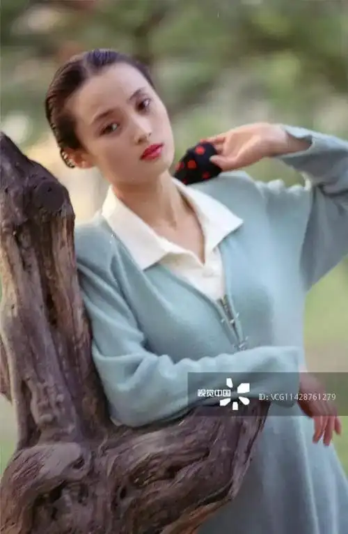 照片中的蒋勤勤是她年轻的时期,衣服淡雅清新,再加上精致的面容,这