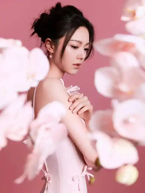 赵今麦系带粉裙 甜美娇嫩 如春日桃花 清新明媚