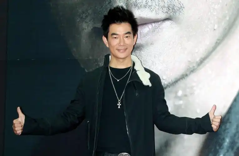 乞丐女孩上综艺节目唱歌_任贤齐惊喜现身《歌手》总决赛,老歌手终于