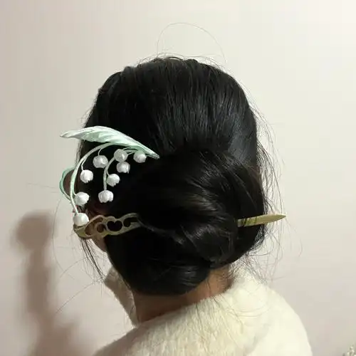 没有簪棍,直接插入头发里,可以做发簪.#烫花  #手作  #铃兰  #发簪