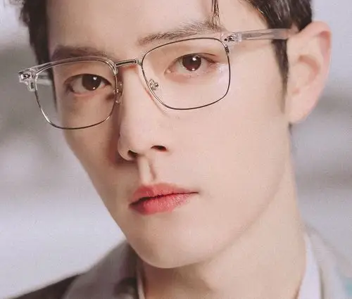 肖战怼脸镜头曝出戴眼镜拍大片更有感90后顶流已全面归来
