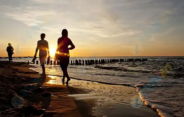 夕阳漫步海边的人们高清图片下载