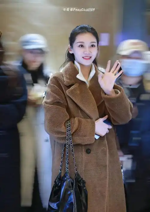 网友郑恺老婆苗苗颜值不输女明星