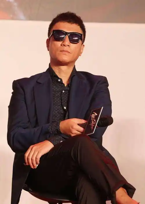 孙红雷戴上墨镜太有"大哥范儿",随便坐着都很霸气,太有型了