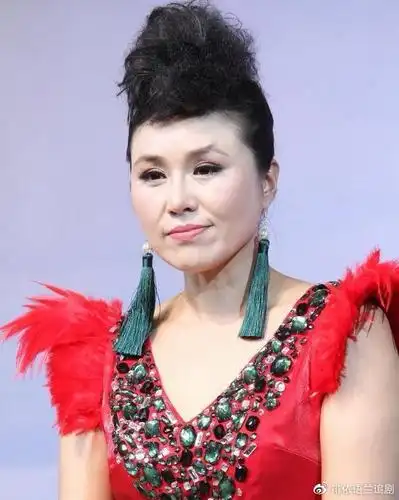 网曝乌兰图雅顶替唱套马杆原唱不红惹争议两人近况大不同