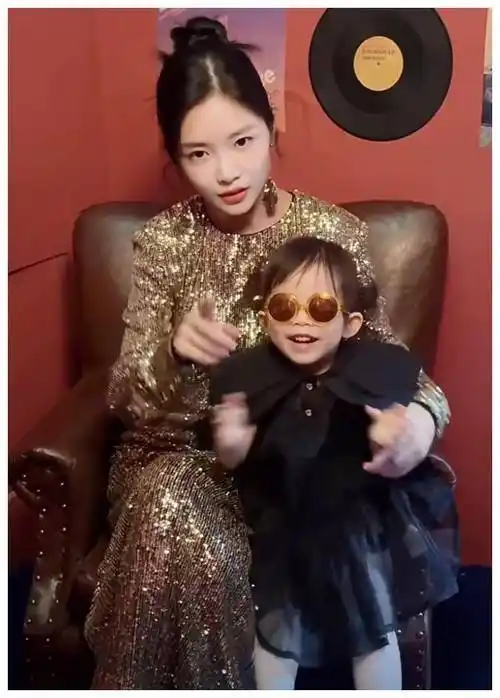 杜淳王灿女儿3岁上幼儿园,小蛋饺犟脾气,不愿去学校._视频_环境_母亲