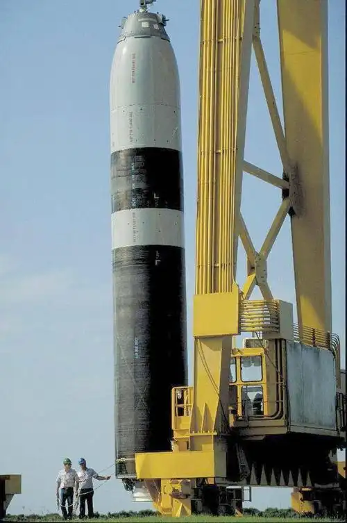 (下为吊装中的美制"三叉戟-iid5"导弹)