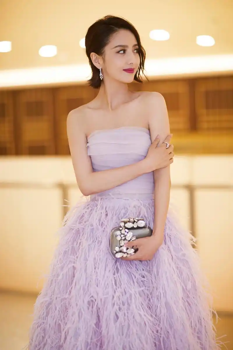 今晚,丫总亮相第八届北京国际电影节闭幕式红毯一身