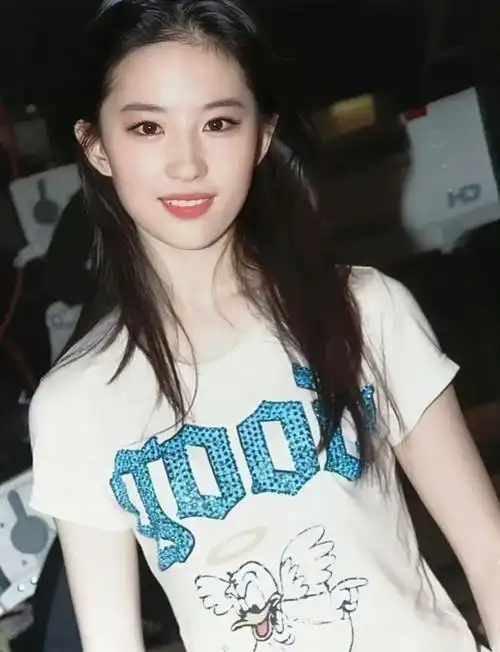 清纯之极的刘亦菲,大家可还喜欢.这是在给粉丝签名吗.