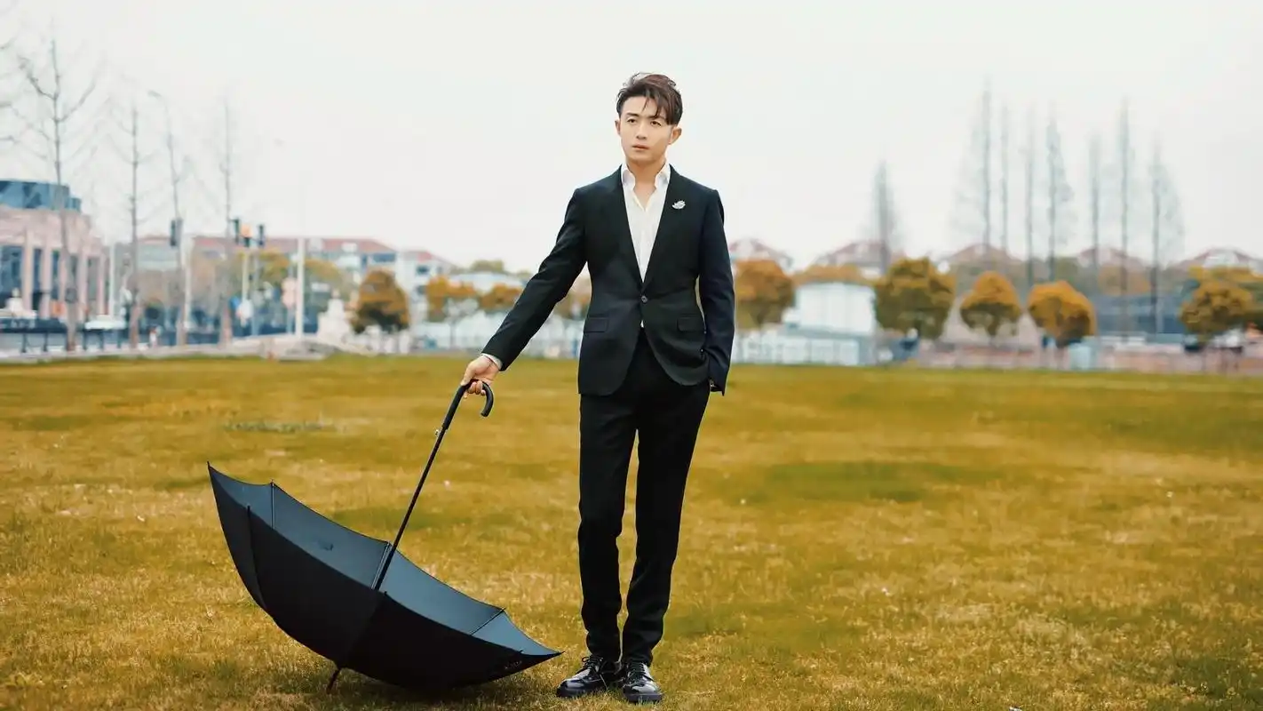 李泽锋.#叔圈男神 #西装杀 #帅气出场 - 抖音