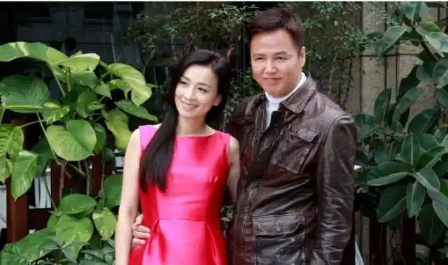 张庭的老公年轻时长啥样别看他现在丑年轻时的颜值能惊艳众人