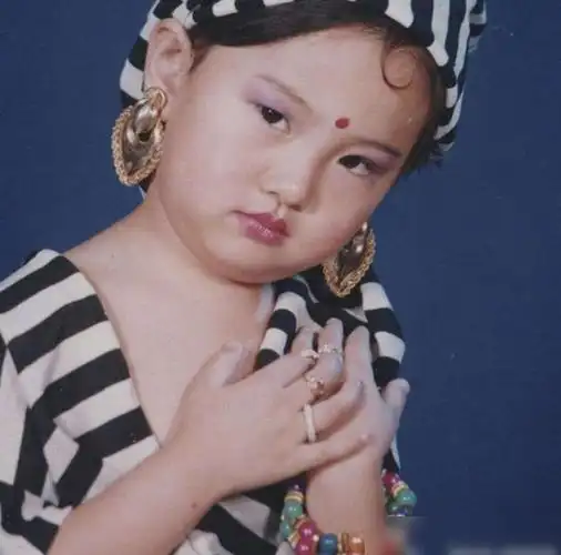 郑爽微博晒童年照网友无法接受小时候的颜值