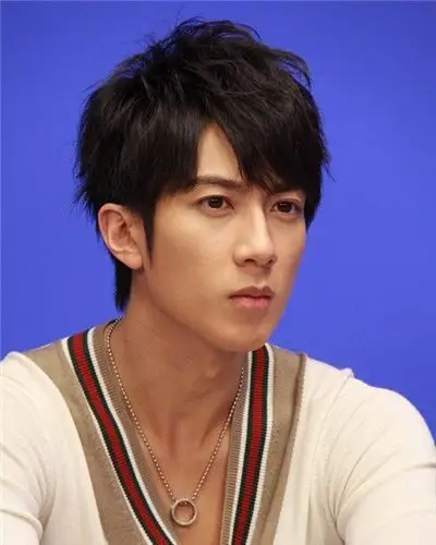 吴尊斜刘海发型温柔魅力绽放无遗