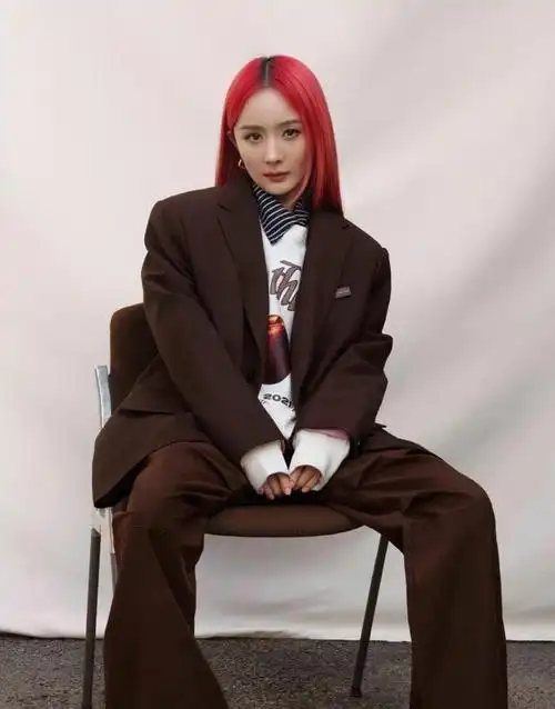 对于拥有高颜值的杨幂来说,是尝试过很多不同颜色的染发,而且每一种