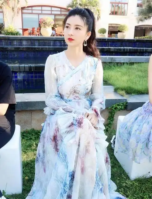 斓曦不扮娘娘也美穿印花裙温婉可人优雅像是刻到了骨子里