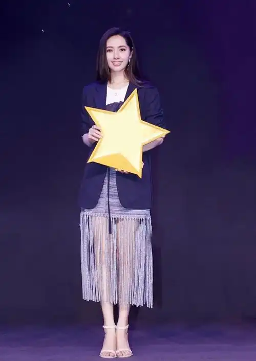 郭碧婷婚后放开了穿保守西装配超短裙挡不住的女人味