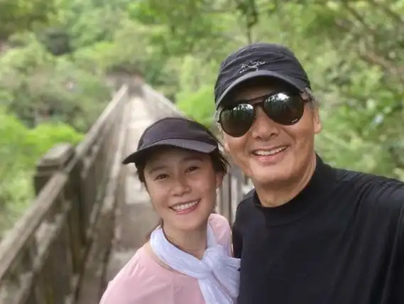 周润发67岁了女星晒合影照为发哥庆生网友大赞没有架子的巨星