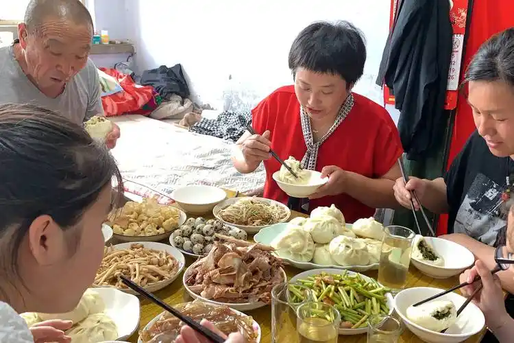 今天家里来客人了看小徐做了什么好吃的热热闹闹好开心呀