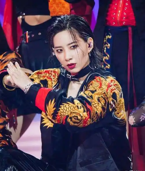 原创李斯丹妮是什么神仙艺人晒腹肌训练教程这腰是真实存在的吗