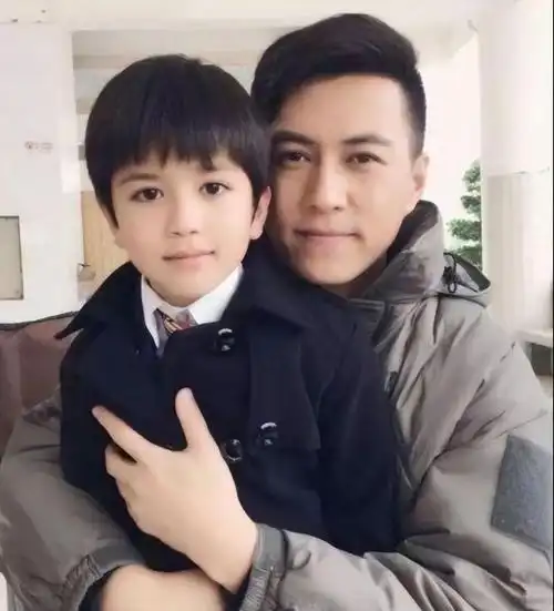靳东忙里偷闲带孩子,8岁儿子比爸爸还帅气,45岁老婆比老公显老