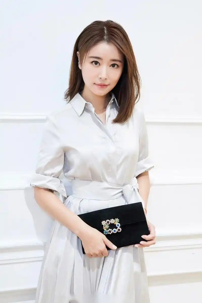 【每日播报】,【林心如靓丽造型点亮初秋 优雅自然诠释百变魅力】在