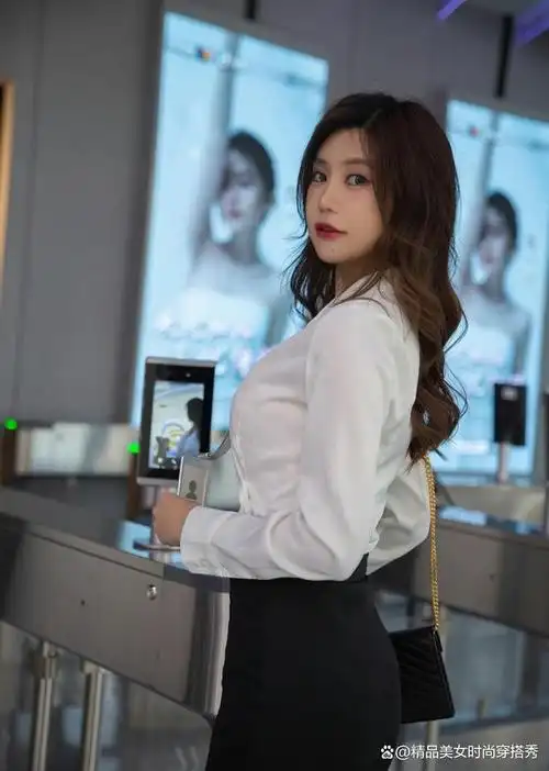 今天,小编就为大家介绍一款非常实用的穿搭——白衬衫搭配黑色短裙.