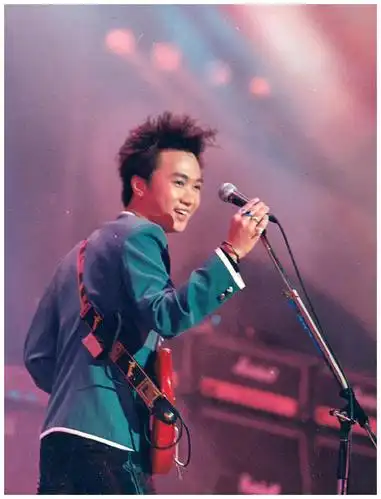 6月30日是黄家驹逝世28周年的日子,beyond乐队成员叶世荣零点准时发文