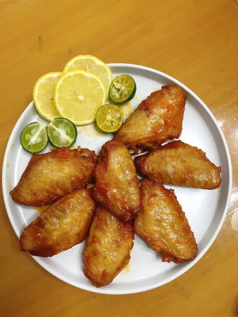 嘟嘟炸鸡翅,让妳开心忘记烦恼的秘诀!炸鸡翅表面金黄酥脆,外脆 - 抖音