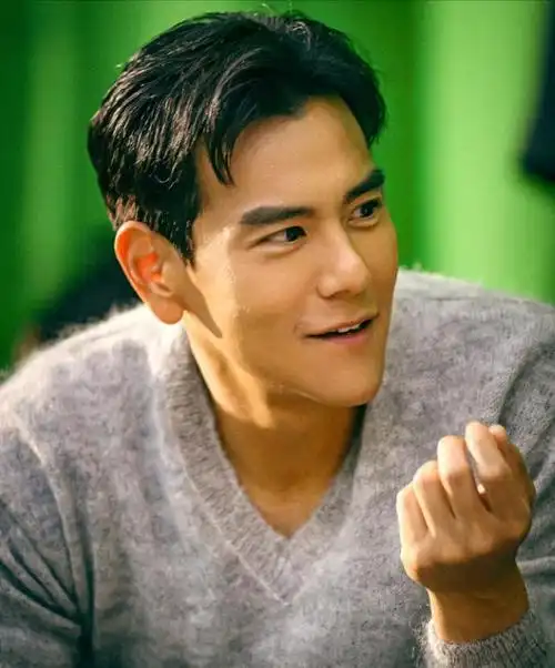 惊爆彭于晏或已定居日本街头驾车引关注副驾驶女子颜值爆表