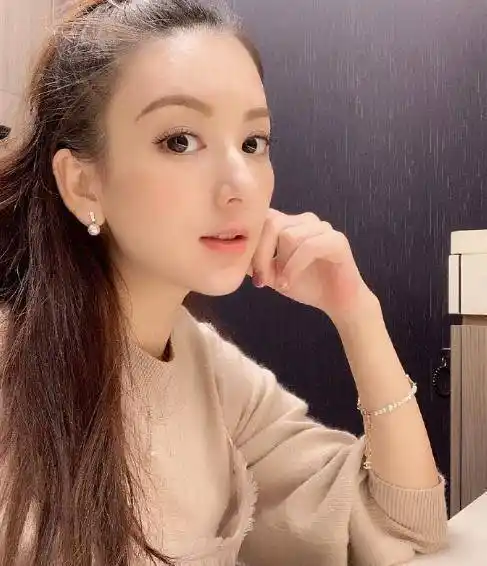郭富城妻子方媛晒近照少女感十足,气色红润,看不出怀了"二胎"_网友