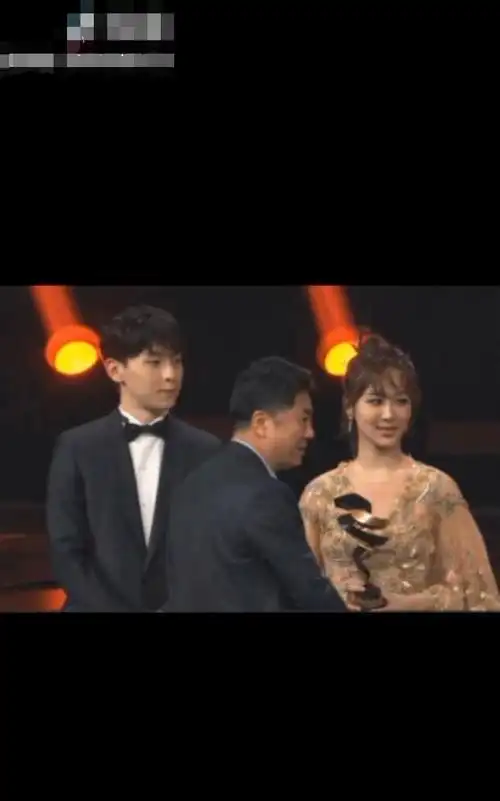 杨紫邓伦同台获奖,有谁注意到邓伦的眼神?网友:眼神不会骗人!