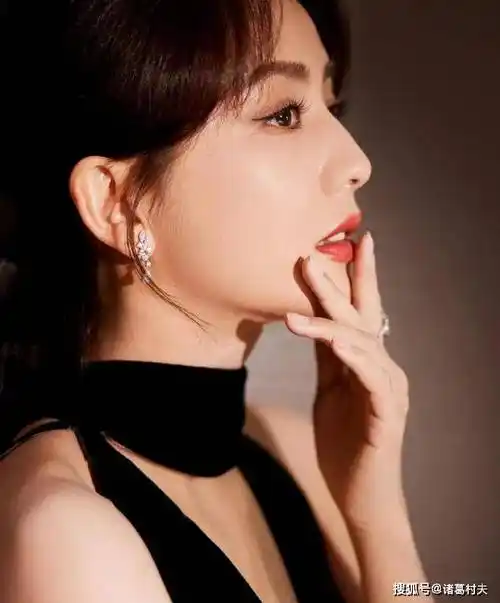 除了颜值外,佟丽娅还非常注重个人形象的保养.