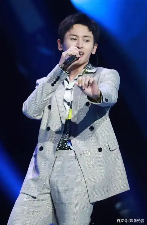 张哲瀚唱赵薇歌曲翻车,难听登高位热搜,唯美镜头背后实在太好笑