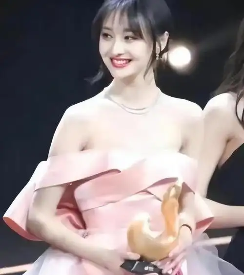 郑爽近照曝光整容如同改头换脸已无财产可执行眼神呆滞无光