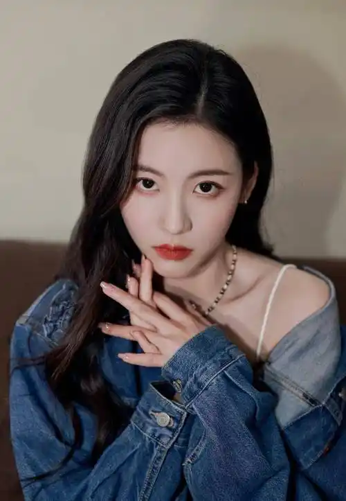 孙芮分享牛仔造型写真, 时尚帅气兼具甜酷十足