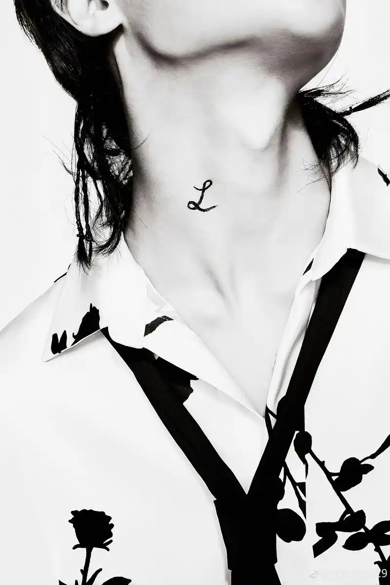 justin微博更新性感喉结特写照 脖颈logo引发nana猜想