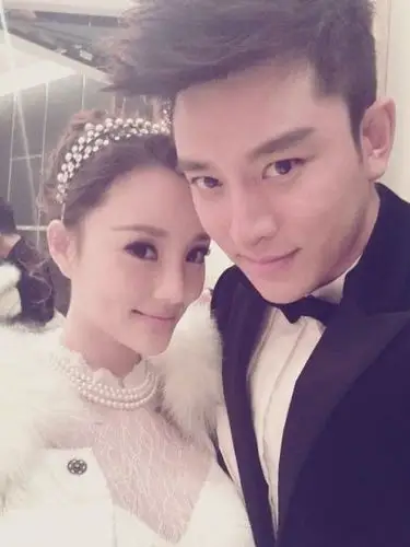 李小璐产后首度公开亮相 与贾乃亮甜蜜依偎(图)