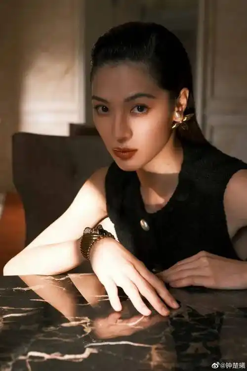 钟楚曦是内地当红女星,她曾凭借冯小刚导演的《芳华》一夜走红.