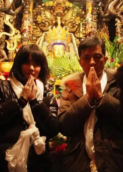 王菲20大双手合十求佛照曝光(组图)