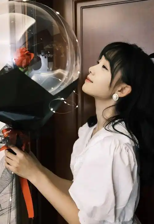 吕小雨生日发照,碎花连衣裙生日眼镜好有特色,是个小公主_白色_耳环